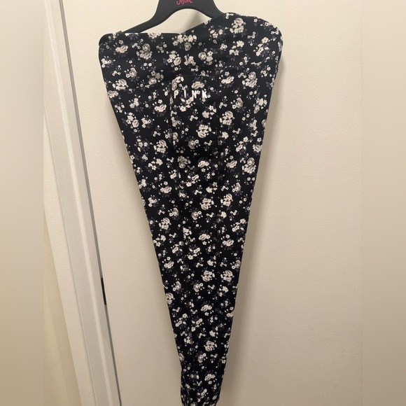 PINK Victoria's Secret Black and White Floral Leggings - Picture 4 of 7
